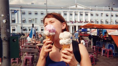 Kvinna äter glass på Salutorget i Helsingfors