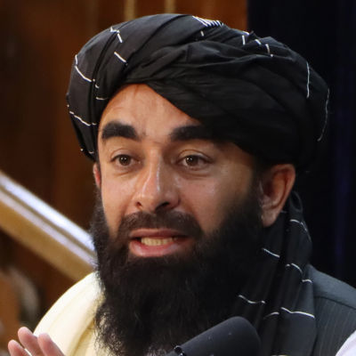 Afghanistanska talibanstyrets talesperson Zabihullah Mujahid i närbild.