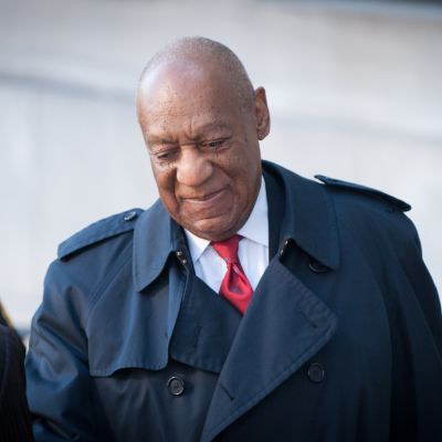Bill Cosby saapumassa oikeudenkäyntiin huhtikuussa 2018