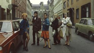 Tomi Salmela ystävineen 80-luvun alussa Helsingissä, matkalla Uusi laulu -lehden tapahtumaan.