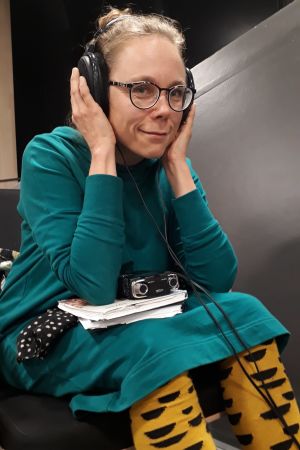 Ravitsemusasiantuntija Sanna Talvia kuuntelee Solmukohdassa-nimistä audiodokumenttia. Ravitsemusasiantuntija Sanna Talvia