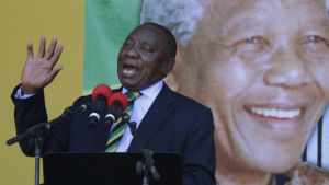 Cyril Ramaphosa med Nelson Mandela i bakgrunden Regeringspartiet ANC:s nya ledare Cyril Ramaphosa blir sannolikt ny president om och när Zuma avgår