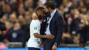 Gareth Southgate hörde vad Raheem Sterling och några andra av hans adepter fick utstå. Raheem Sterling kramar och tränaren Gareth Southgate.