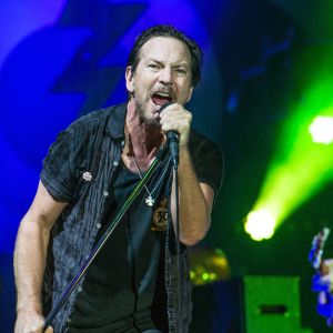 Eddie Vedder sjunger i en mikrofon.