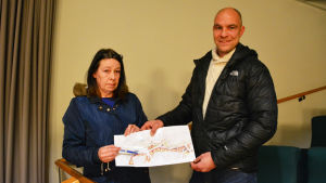 Jaana Rask och Patrik Smedberg är oroliga över sitt bostadsområde i Näse. Rask pekar ut var hon bor på skissen över Parkgatan. En kvinna och en man håller i en karta. Kvinnan pekar ut ett ställe på kartan med en penna.