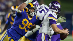 Aaron Donald noterades för 20,5 sacks under grundserien. Aaron Donald tacklar Kirk Cousins.