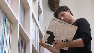 Dominik Barmanski har en ansenlig samling vinylskivor. Dominik Bartmanski har en ansenlig samling vinylskivor.