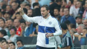 Frank Lampard lotsar sitt lag i supercupmatchen. Frank Lampard lotsar sitt lag i Super Cup-matchen.