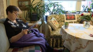Om man inte kan sova kan man sätta sig och läsa något tråkigt tills man blir trött. Ingrid Hollmérus-Nilsson sitter i en soffa och läser.
