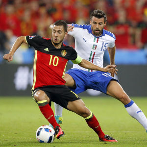 Eden Hazard hade fullt upp med att ta sig förbi Andrea Barzagli och de övriga i Italiens försvar. Eden Hazard och Andrea Barzagli.