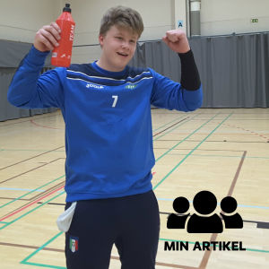 EIF:s målvakt Anton Westerlund är glad och lyfter upp händerna.