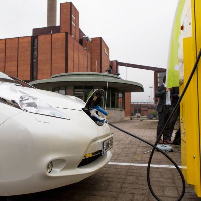 Julkisissa latauspaikoissa sähköautot voivat tasapainottaa sähköverkkoa. Kotona niitä voisi käyttää myös halvan sähkön varastona.
