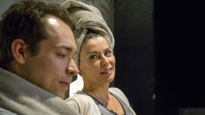 På tumanhand. Markus Järvenpää och Kristiina Halttu som mor och son. Markus Järvenpää och Kristiina Halttu i Äidin rakkaus på Nationalteatern.