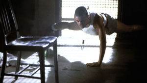 Jordan O'Neill (Demi Moore) tränar för att bevisa alla att de har fel då de tror att hon kommer att misslyckas. Jordan O'Neill (Demi Moore) tränar armhävningar på golvet med en arm.