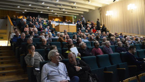 Stadsplanering lockade Borgåbor till Grand. Salen fylldes ännu lite till efter att bilden togs. Bild nerifrån uppåt mot läktarna i stora salen i Kulturhuset Grand. Läktaren är nästan full med publik.