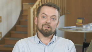 David Grönlund är lärare i psykologi - och troende - och var en av dem som följde med ut på stan då Jonas började evangelisera. Först var David rädd och tyckte att han dumförklarade sig själv när han gick fram till främlingar och frågade ifall de hade någon sjukdom eller något annat slags problem som han fick be för. Men samtidigt ångrar han inget. David säger att han ändå fick se så pass mycket som varken kan förklaras logiskt eller pykologiskt. Sånt som glider över på trons område, säger han. David Grönlund