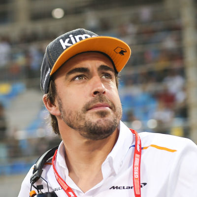 Fernando Alonso blickar upp mot läktaren