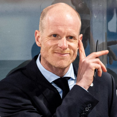 Toni Söderholm ser fundersam ut.