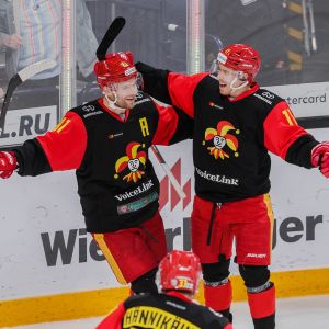 Jääkiekkojoukkue Jokerit juhlivat maalia kaukalon laidalla. Kuvassa Iiro Pakarinen ja Kalle Kossila. 