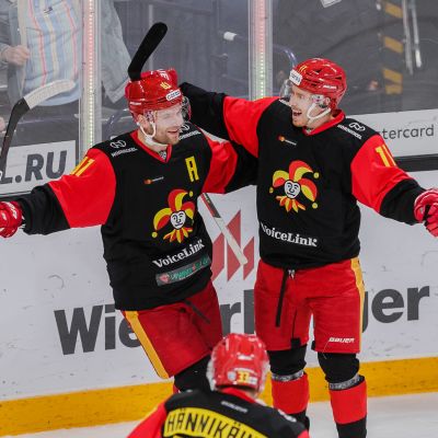 Jääkiekkojoukkue Jokerit juhlivat maalia kaukalon laidalla. Kuvassa Iiro Pakarinen ja Kalle Kossila. 