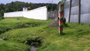 Muren i Mödlareuth. Bäcken var den egentliga gränsen mellan Öst- och Västtyskland Muren i Mödlareuth