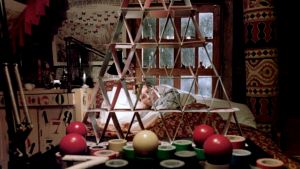 Smut (Jason Edwards) makaa sängyssään ja katselee korttitaloa elokuvassa Kohtalokkaat numerot