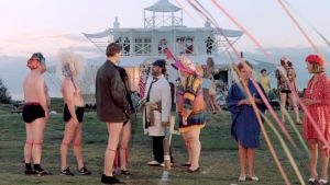 Rannalla pelataan "hirsipuukrikettiä" elokuvassa Kohtalokkaat numerot