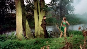 Cissie Colpitts (Joely Richardson) on tullut uimasta ja kohtaa tulevan aviomiehensä elokuvassa Kohtalokkaat numerot