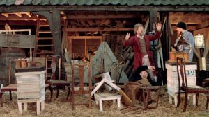 Tuolileikkiä leikitään gramofonin säestyksellä elokuvassa Kohtalokkaat numerot