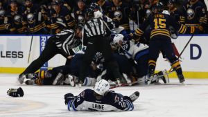 Patrik Laine drabbades av en hjärnskakning redan under sin rookiesäsong. Patrik Laine skadade sig i matchen mot Buffalo.