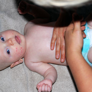 Rentouta vauvan pallea painamalla kevyesti pallean alta tai pitämällä vain käsiä siinä.