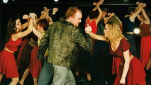 Samhällsfrågor behandlades också på ungdomsgården, här i musikalen West Side Story 2000. Skådespelare dansar med hotfulla miner.