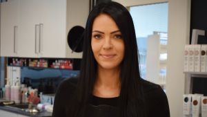 Heidi Laaksonen har märkt att människorna byts ut, vissa flyttar bort, andra flyttar in. Heidi Laaksonen, en ung kvinna med svart långt hår står i sin frisörsalong med förkläde på.