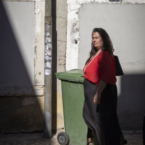 Maria Neves visar oss sina hemkvarter i Lissabon. Maria Neves fotograferad utanför ett hus där fönstren murats igen.