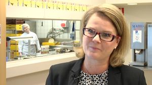 Rektor Monica Lemberg tycker att det är bra för skolan att sälja maten Rektor Monica Lemberg, Källhagens skola