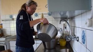 Diskning, lite städning och frukost hör till en del av rutinerna. Erika Wikström diskar i Harrys gamla kök.