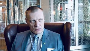 Margus Lepik förbereder sig för lobbande. "Valga-Valka förtjänar specialstatus precis som många andra gränsområden i EU har." Valgas kommundirektör Margus Lepik tittar ut genom fönstret.