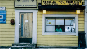 Huset med den karakteristiska gaveln finns kvar i Gamla stan, men utan skyltar. Vinterbild på Frysarns korvkiosk i Gamla stan i Borgå.