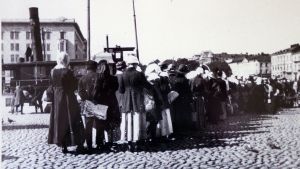 I brödkön En svartvit bild av en lång brödkö på Salutorget i Helsingfors på 1910-talet.