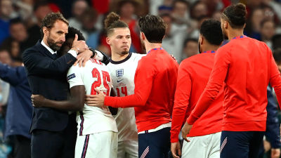 Gareth Southgate tröstar spelare.