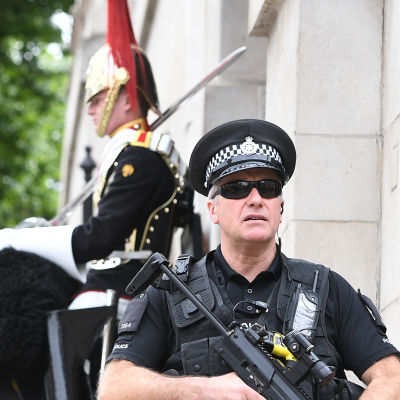 Beväpnad polis vid parad i London efter attacken i Manchester den 23.5.