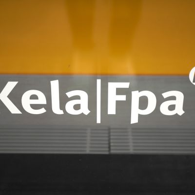 Kelan logo ikkunassa.