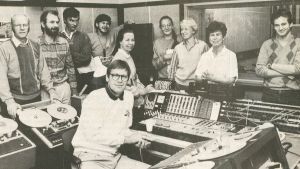 Yle fyllde 60 år 1986 och Borgåredaktionen hade öppet hus. Då jobbade följande på redaktionen: sittande Robert Fager, från väster Stig Malmberg, Rainer Nyblom, Erik Gestrin, Sune Bergström, Nina Björkman-Nystén, Stina Jäderholm, Christel Lindholm, Gia Mellin-Kranck och Markus Ekholm. Borgåredaktionen samlad, Borgåbladet 6.9.1986.