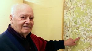 Odin Sjöholm pekar ut Afrikavägen på kartan. Odin Sjöholm från Sibbo hembygdsförening.
