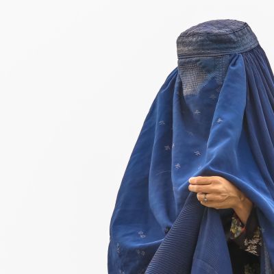 Pohjois-Afganistanista Kabuliin taisteluiden alta paennut nainen seisoi kadulla 14. elokuuta.
