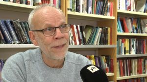 I skolan berättar man om hur man ska bete sig då man tar del av olika program, berättar Kenneth Nygŕen. Profilbild på läraren Kenneth Nygrén.