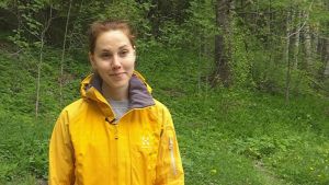 Hälsovårdare Johanna Rosenberg säger att man inte behöver vara allvarligt sjuk för att delta i skogsterapin. Johanna Rosenberg, hälsovårdare för vuxenrådgivningen i Sibbo