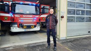 Överbrandman Dan Lundström utanför den nuvarande arbetsplatsen. Han hinner arbeta några år i den nya räddningsstationen innan det är dags för pension. ÖVerbrandman Dan Lundström vid räddningsstationen i Nickby