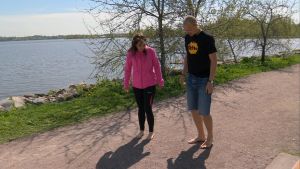 Maarit Åström-Kupsanen ja Mikko Ijäs paljain jaloin juoksupolulla.