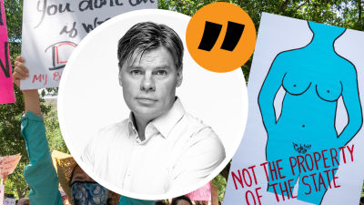 Grafik. I bakgrunden människor som protesterar för kvinnors rättigheter och rätten till abort. De håller upp skyltar. I förgrunden en bild på redaktör Ville Hupa och ett inklippt citationstecken.